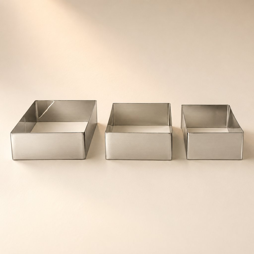 "MOULE À GÂTEAU INOX FORME CARRÉE LE LOT DE 3 PIÈCES L 16-18-20 CM L 16-18-20 CM H 5 CM"